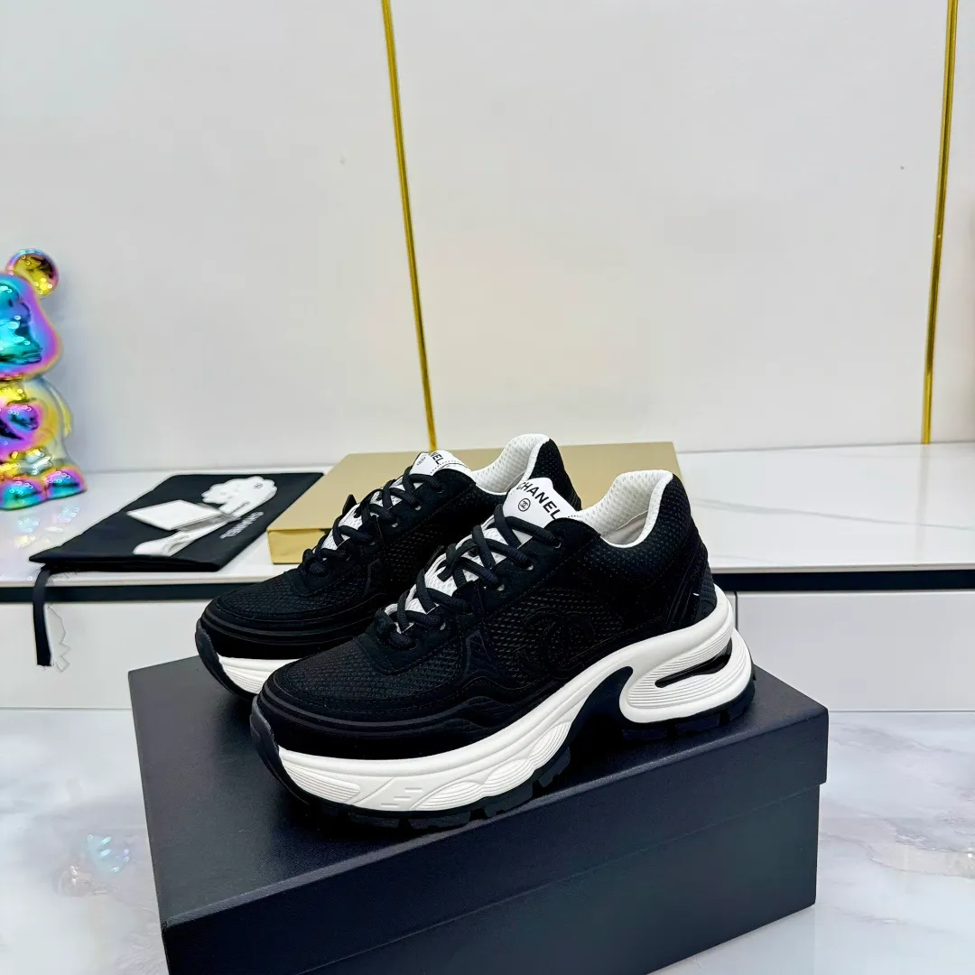 👟👟Ex-factory price 680👟👟 Upgraded version, upgraded version, upgraded version! No rebuttal accepted! ! ! ! Chanel Chanel panda shoes! 2025 counter's top casual sports shoes. This classic design; the upper is electro-embroidered with a variety of techniques; the outsole is fashionable and sporty; the unusual inclusion of a variety of color matching elements... The diversified mix and match is very good-looking and versatile, and can be used for leisure, fashion, sports, and outdoor... ꫛꫀꪝ Go➫ Materials: ❶Upper made of: original imported first-layer silk cowhide + original waterproof cloth + original first-layer cowhide ❷Inner lining: Original Yangli+Net ❸Outsole based on: Original TPU combination outsole Counter boutique packaging complete set for women 35–41 👉 👉 👉 👉